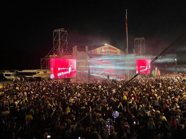 На концерт Jony в Набережных Челнах собралась многотысячная толпа