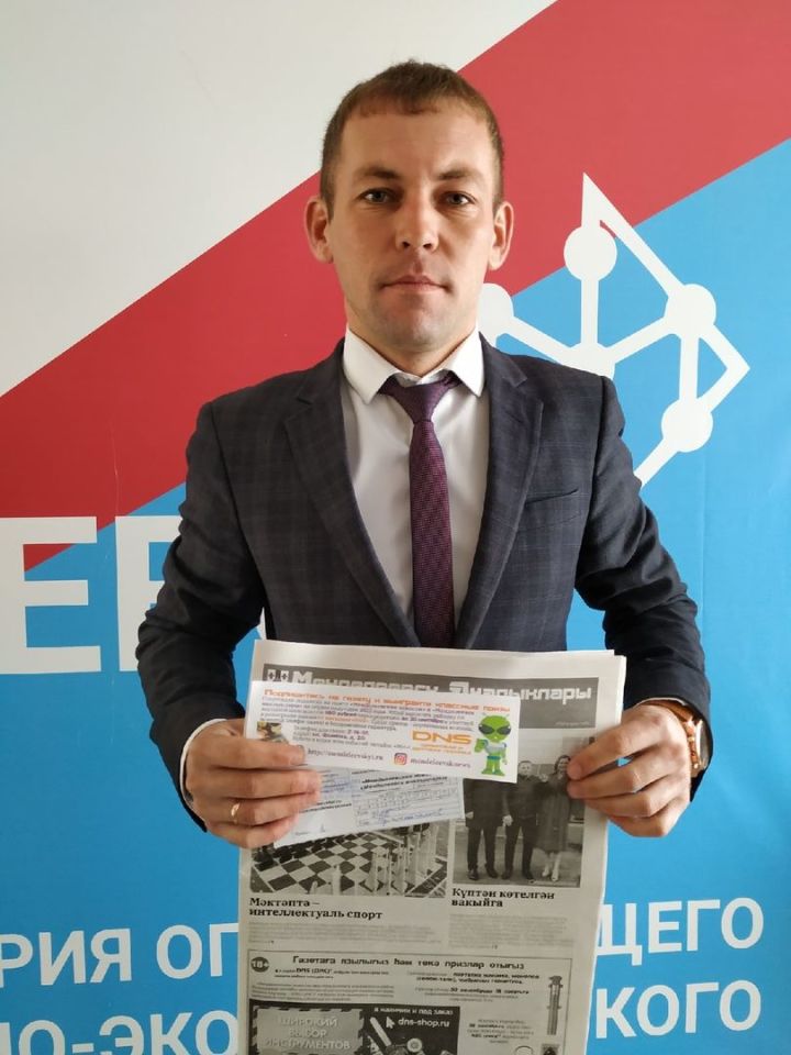 Глава Псеевского сельского поселения читает газету «Менделеевские новости»