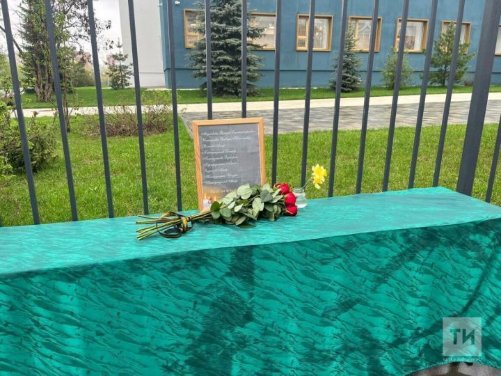 В годовщину трагедии со стрельбой возле гимназии №175 в Казани появился стихийный мемориал