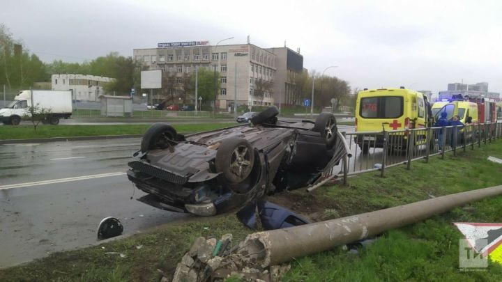 Легковой автомобиль снес столб и перевернулся, водитель и пассажирка в больнице