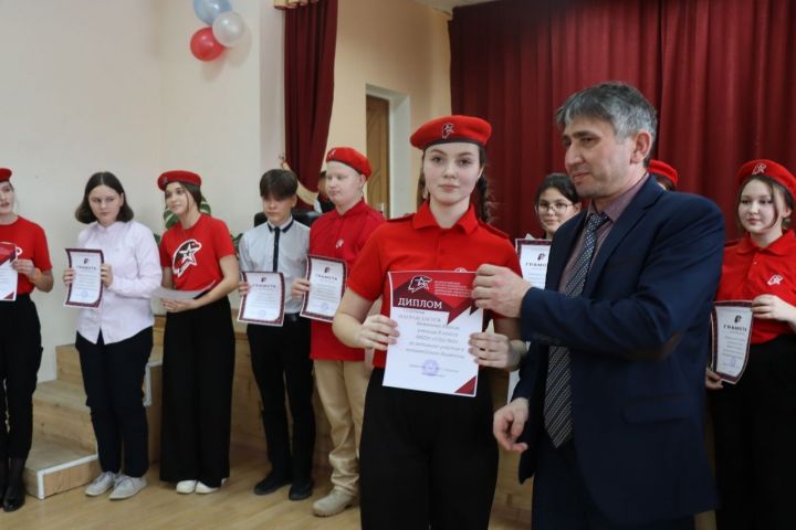 Учащихся школы №2 Менделеевска посвятили в ряды юнармейцев