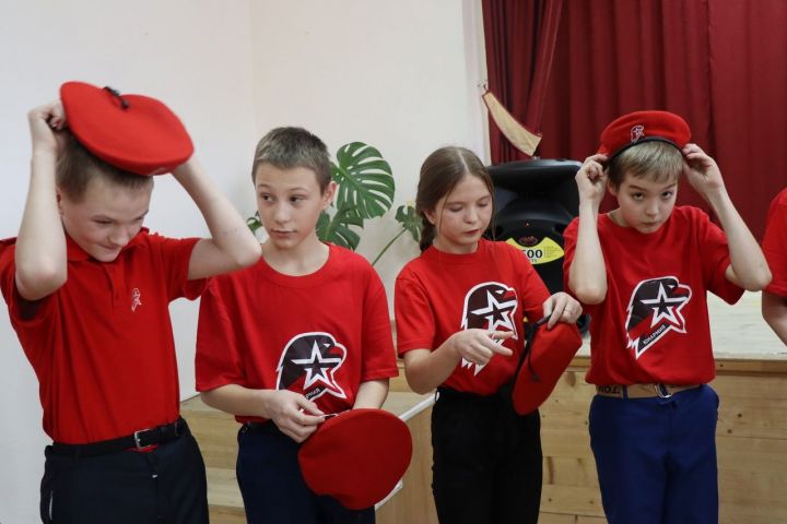 Учащихся школы №2 Менделеевска посвятили в ряды юнармейцев
