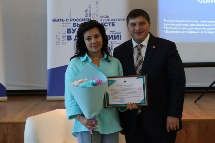 Глава Радмир Беляев наградил Благодарственными письмами активистов, которые привезли частичку Вечного огня из Волгограда