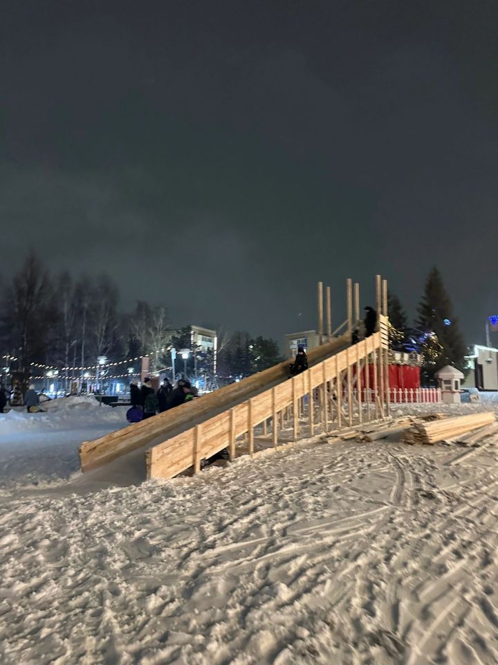 В Менделеевске установлена новая деревянная горка