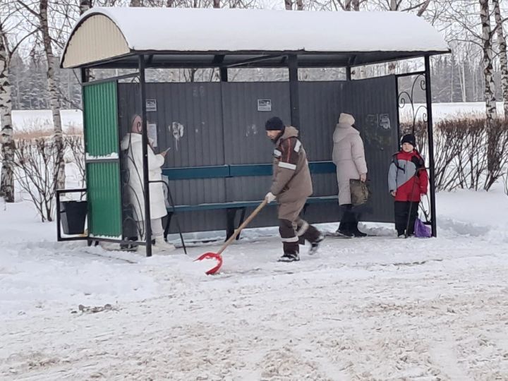 В Менделеевске продолжается работа по очистке территорий от снега