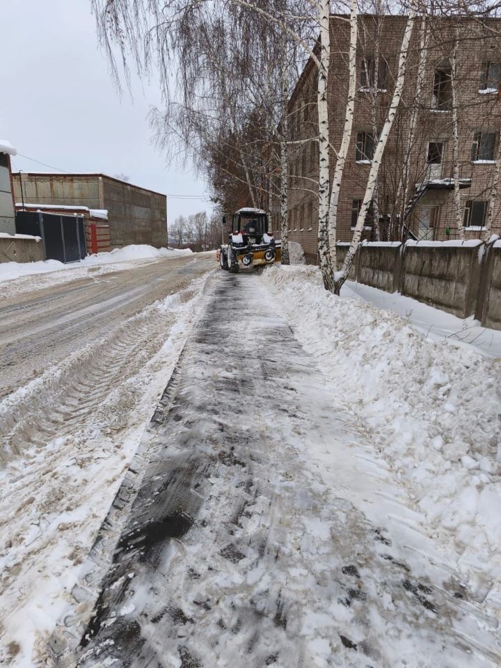 В Менделеевске продолжается работа по очистке территорий от снега