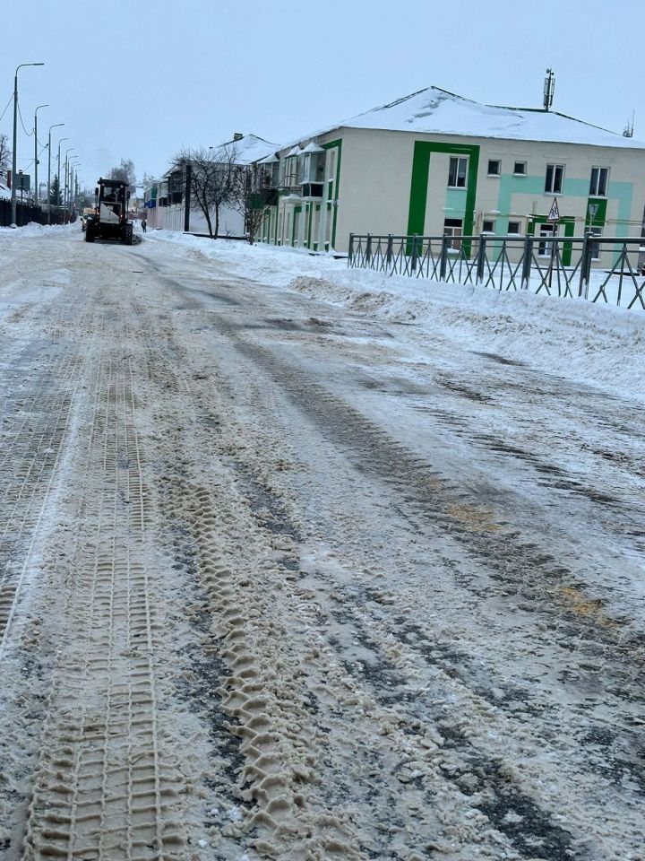 В Менделеевске продолжается работа по очистке территорий от снега