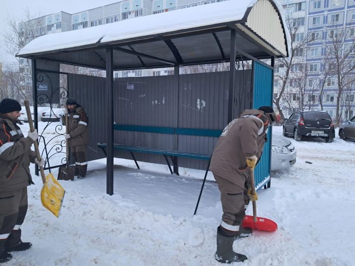 В Менделеевске продолжается работа по очистке территорий от снега