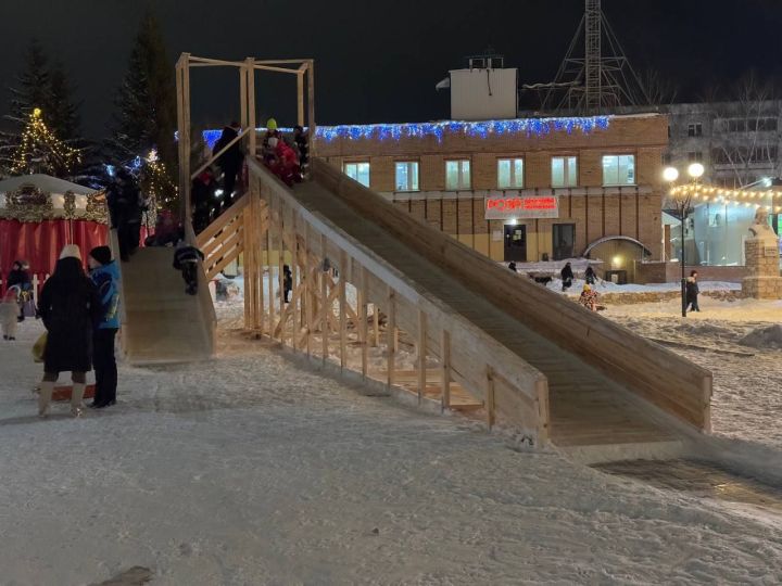 Готовься к зимним радостям: открытие деревянной горки в Менделеевске