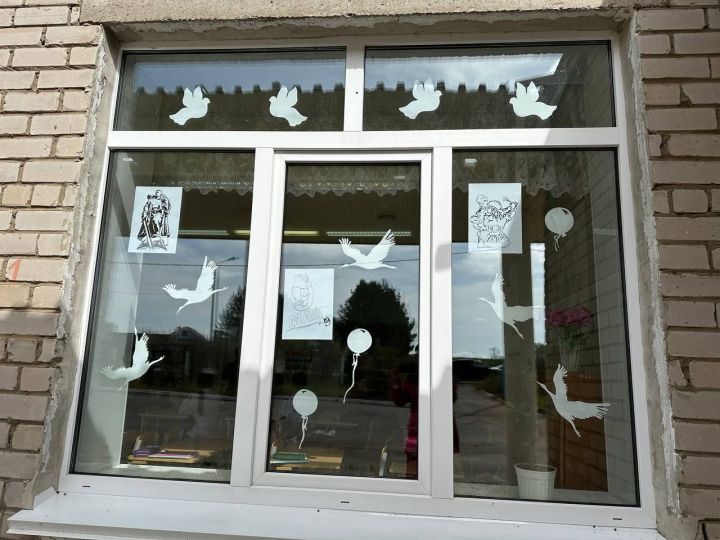 Активисты Движения Первых участвуют в патриотической акции «Окна Победы»
