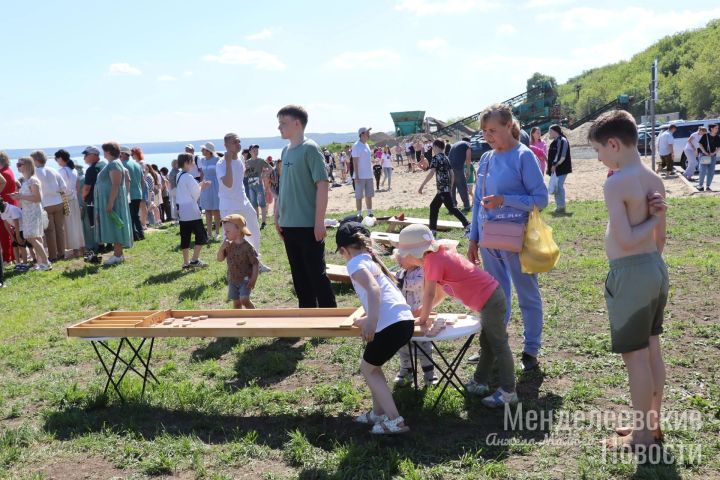 Флайборды, мороженое, аниматоры, яркий концерт – в первый день лета в Менделеевске открыли благоустроенный пляж