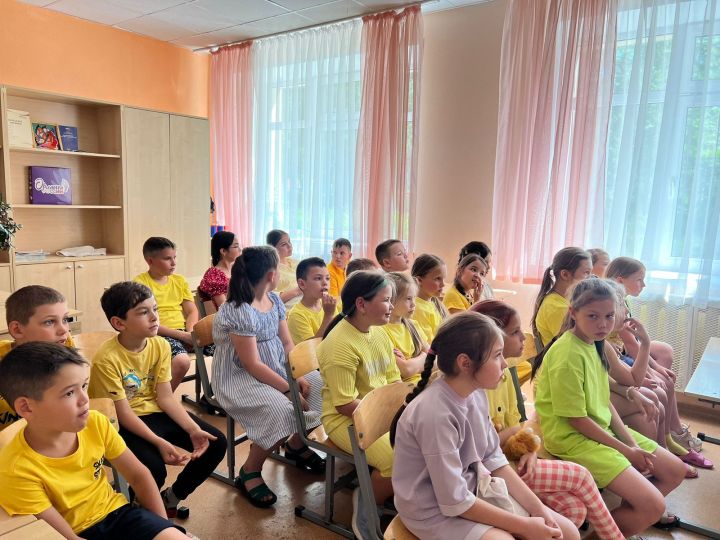В Менделеевске начальник отдела профилактики ГБУ «БДД» провела профилактическую беседу с детьми пришкольного лагеря
