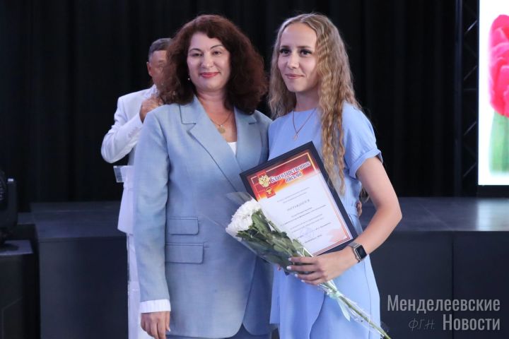 Медицинским работникам Менделеевского ЦРБ вручены почётные награды
