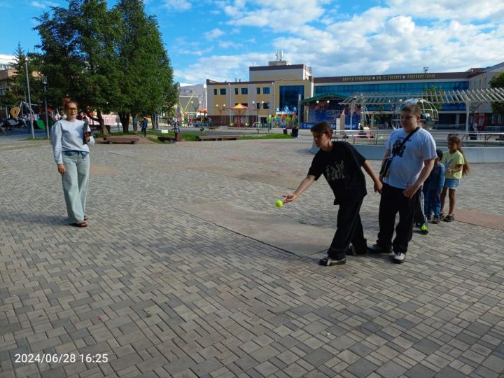 В парке «Дружба» активисты центра «Форпост» провели квест-игру по правилам дорожного движения «Добрая дорога детства»