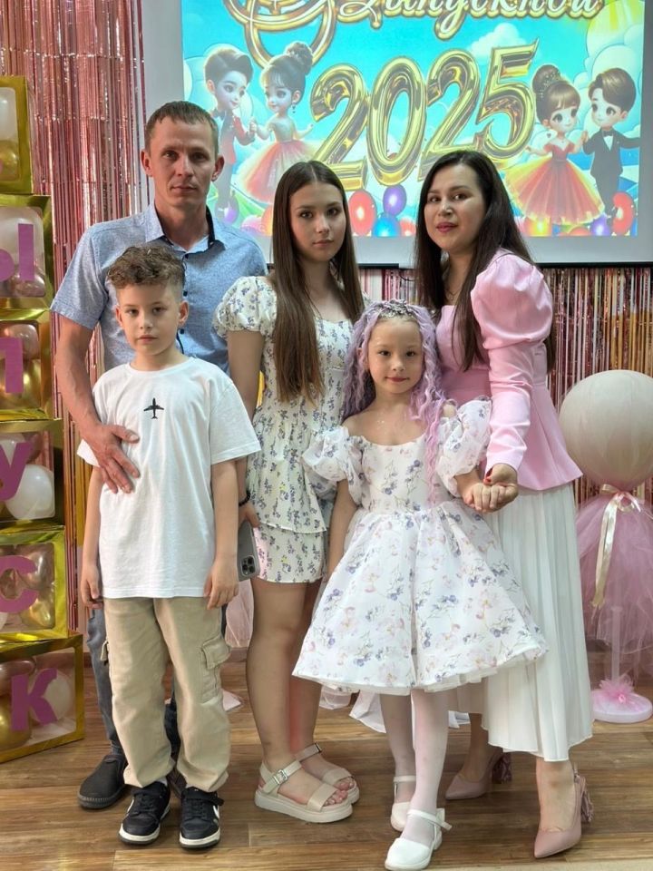 Гармония по-менделеевски: работа, семья, творчество в жизни многодетной мамы Эльвиры Микеевой