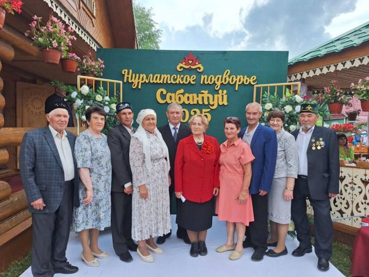 Минниханов поздравил семью Нуриевых с 51-летием совместной жизни на республиканском Сабантуе