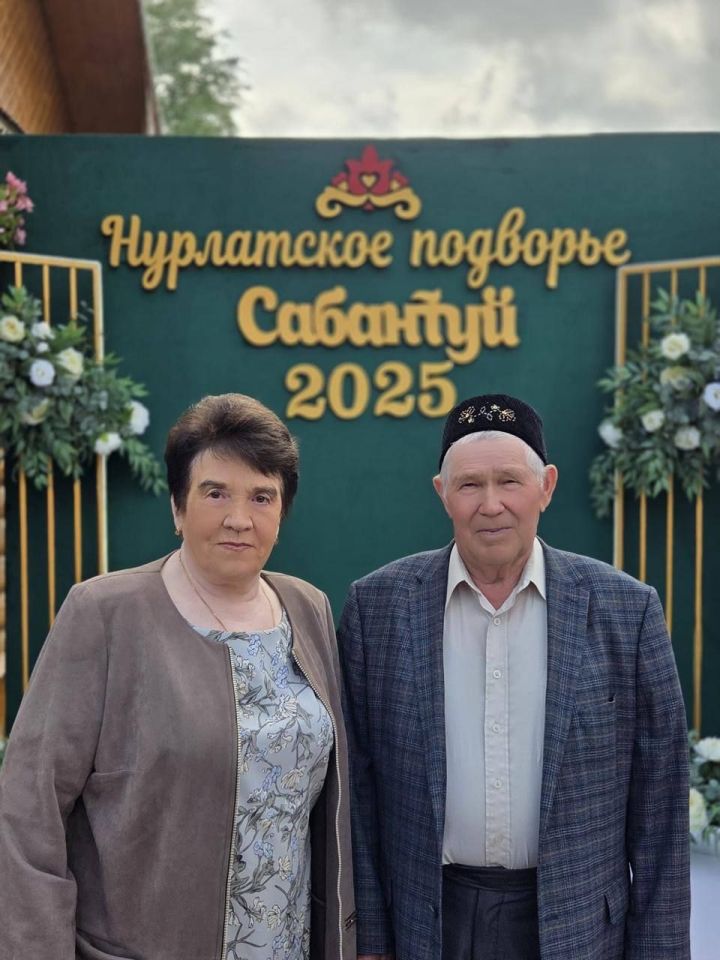 Минниханов поздравил семью Нуриевых с 51-летием совместной жизни на республиканском Сабантуе