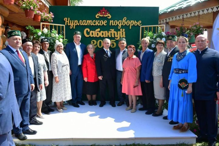 Минниханов поздравил семью Нуриевых с 51-летием совместной жизни на республиканском Сабантуе