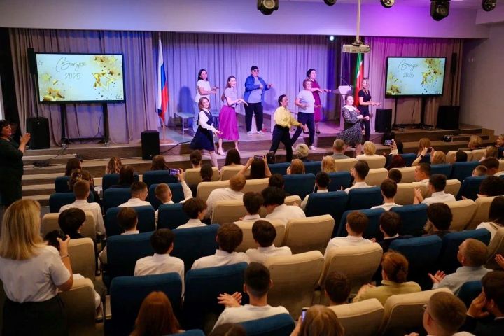 Сотрудники АО «Аммоний» Менделеевска приняли участие в церемонии вручения аттестатов выпускникам 9-х классов