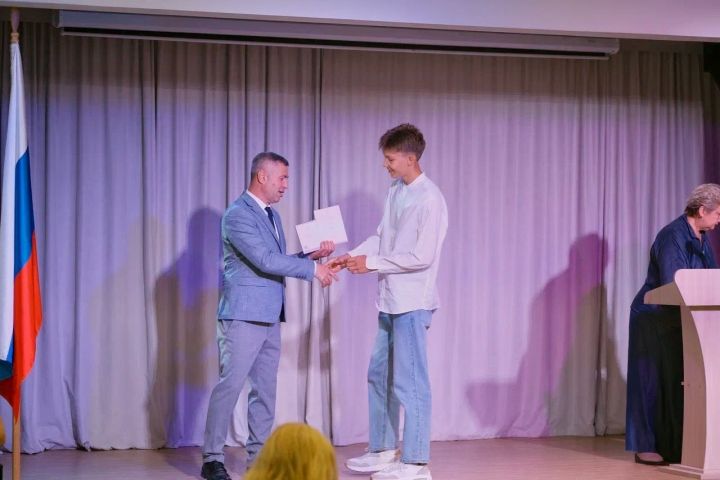 Сотрудники АО «Аммоний» Менделеевска приняли участие в церемонии вручения аттестатов выпускникам 9-х классов