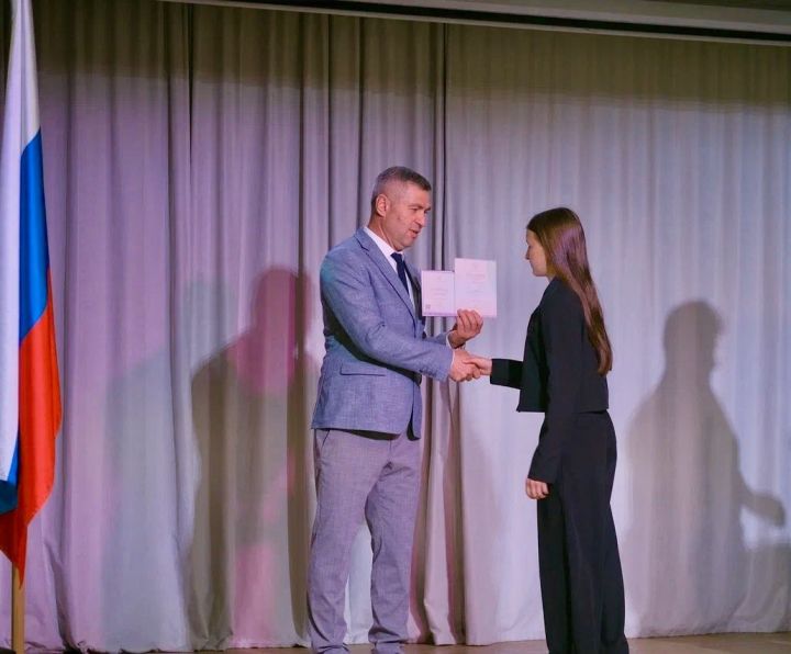 Сотрудники АО «Аммоний» Менделеевска приняли участие в церемонии вручения аттестатов выпускникам 9-х классов