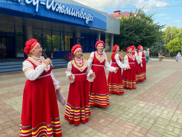Самовар, мёд и народные песни: Яблочный Спас в Ижёвке собрал гостей санатория