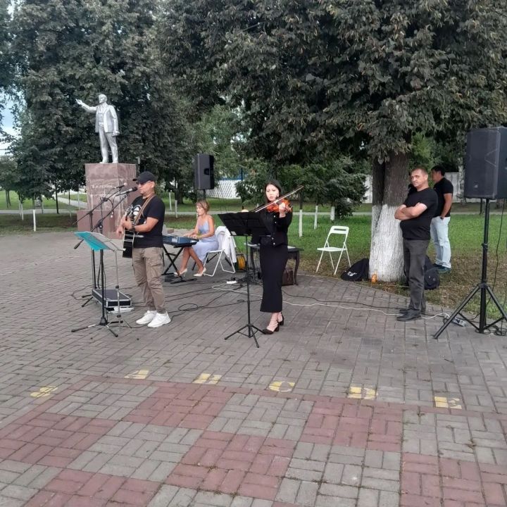 Гусли, поэзия и песни: фестиваль «Ритмы лета» собрал артистов в Менделеевске