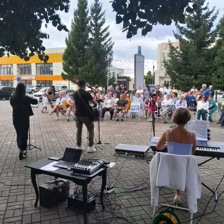 Гусли, поэзия и песни: фестиваль «Ритмы лета» собрал артистов в Менделеевске