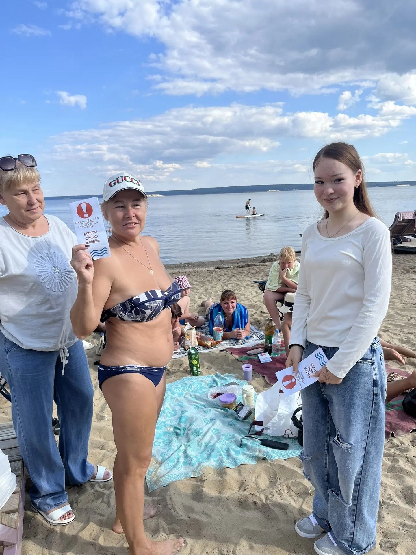 Волонтёры раздают памятки по безопасности на воде на набережной «Тихие горы» в Менделеевске
