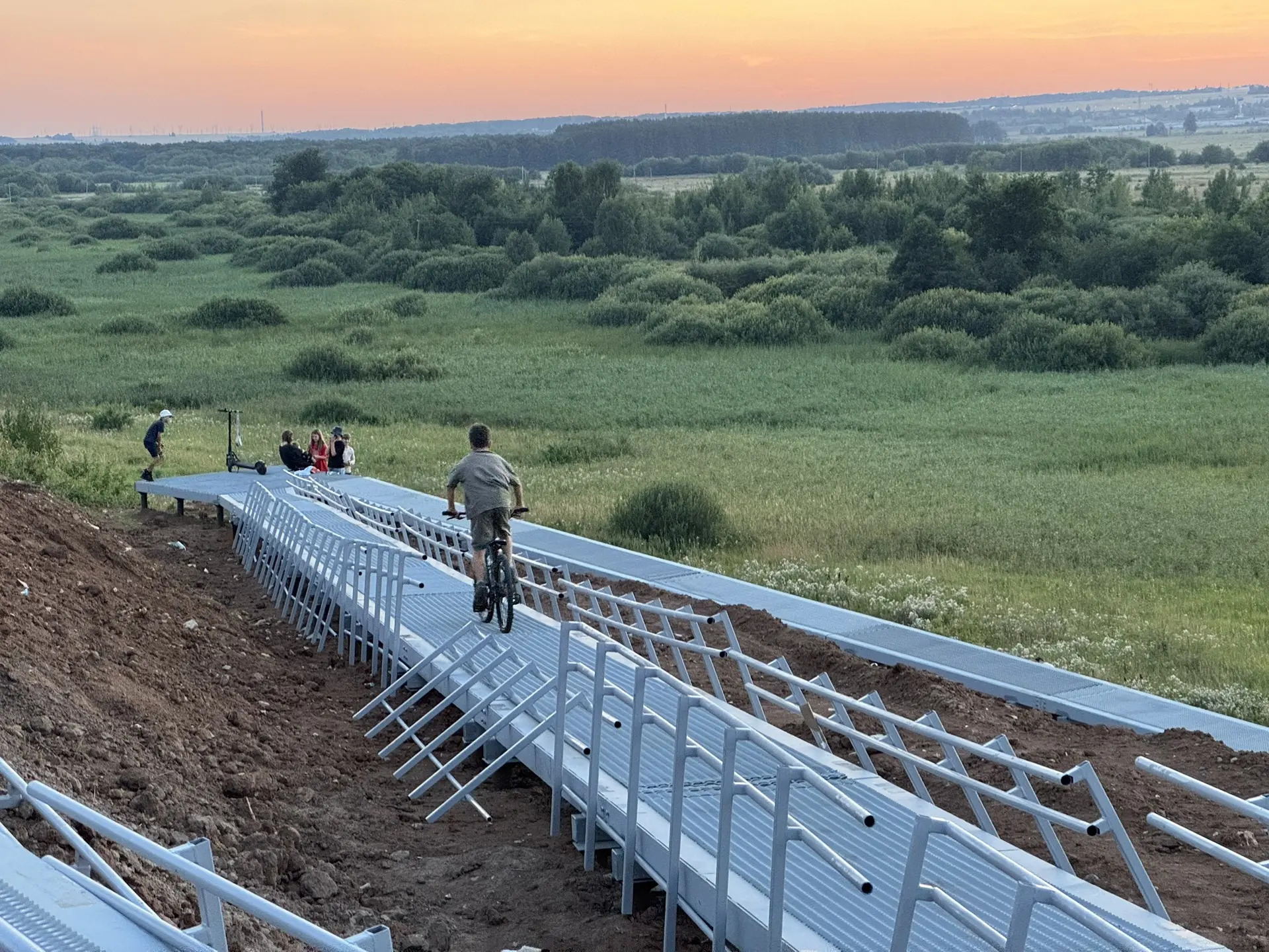 Спуск к стадиону в Менделеевске