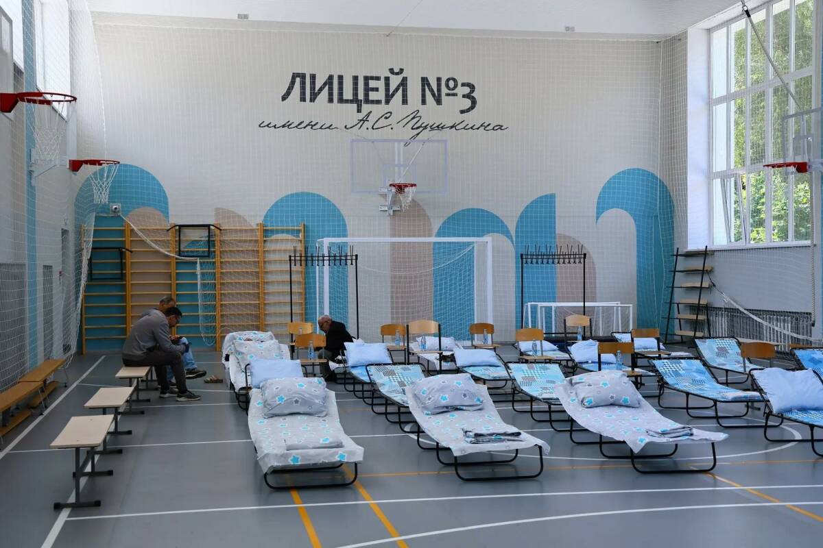 Для жителей, которым пришлось покинуть квартиры, в лицее № 3 развернули пункт временного размещения