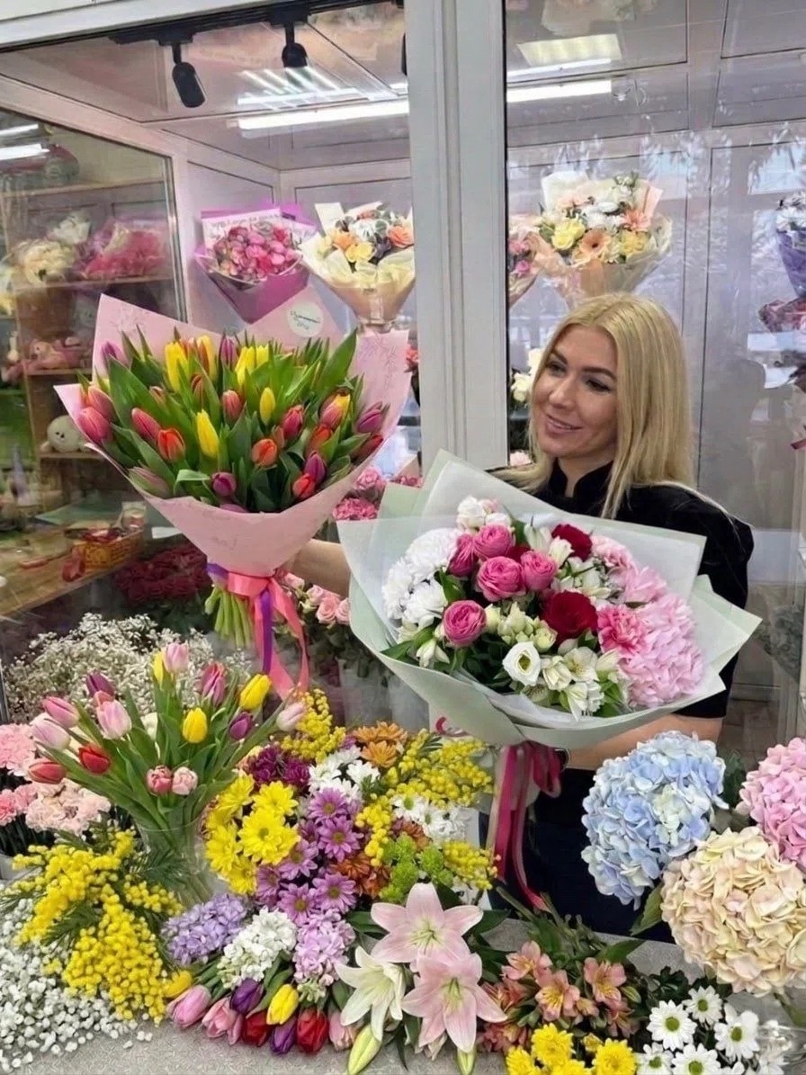 Флорист Светлана Каюмова составляет букет к 1 сентября в Менделеевске
