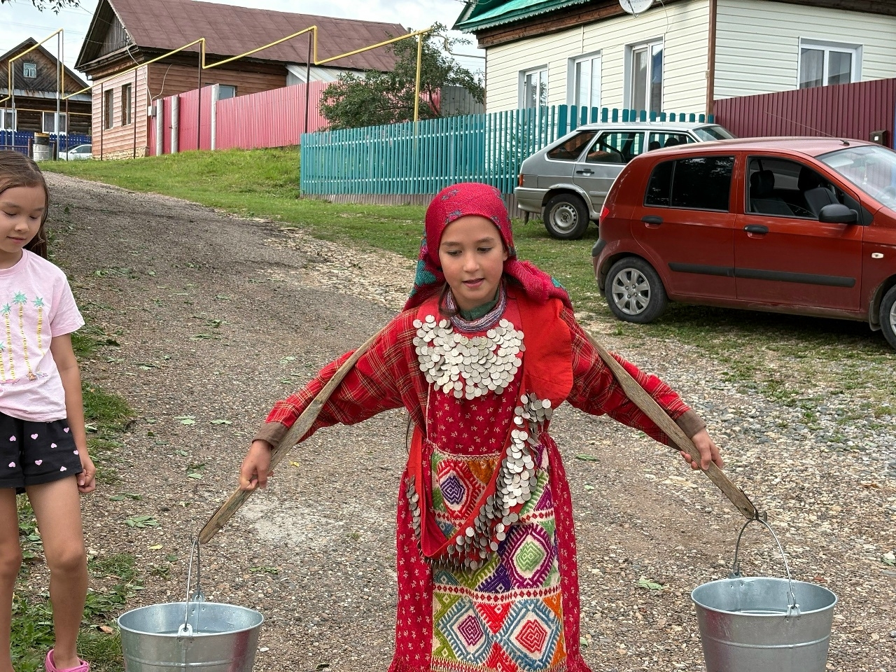 Девочки в старинных кряшенских платьях на фоне родника с коромыслом