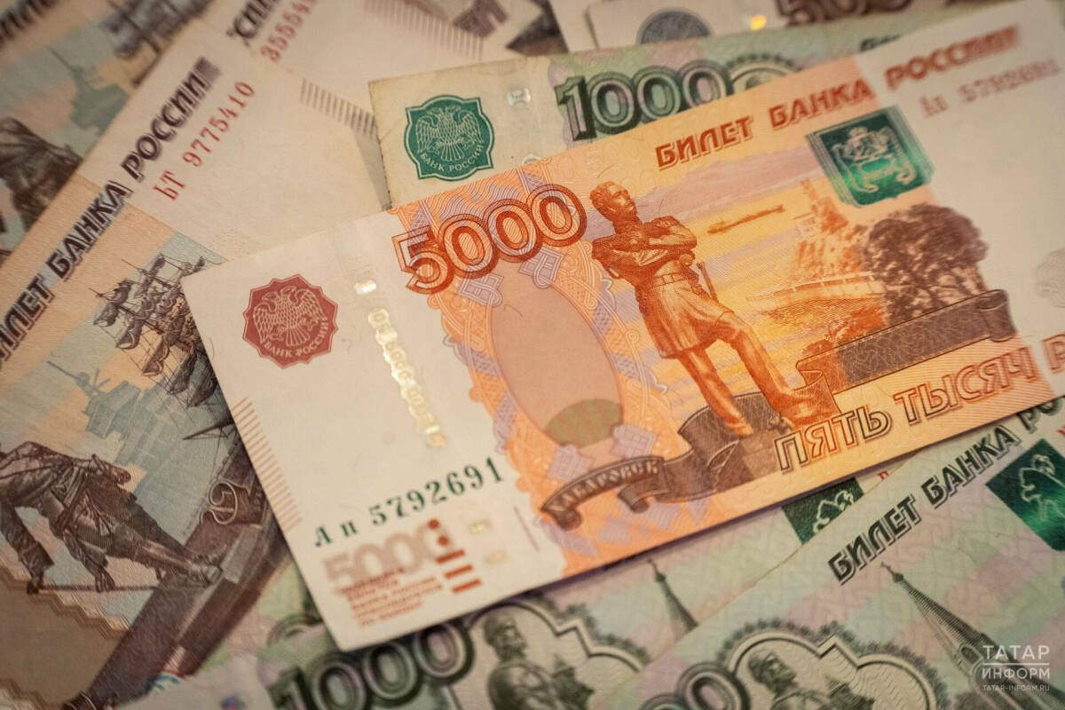 Деньги бумажные лежат на столе