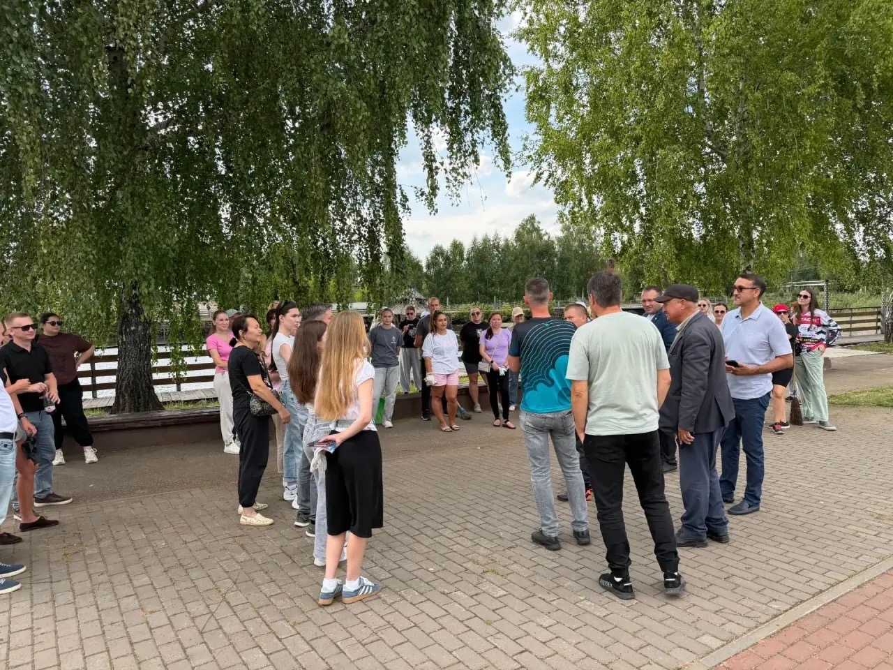 Глава Менделеевского района Роберт Искандаров благодарит жителей за помощь в уборке территории