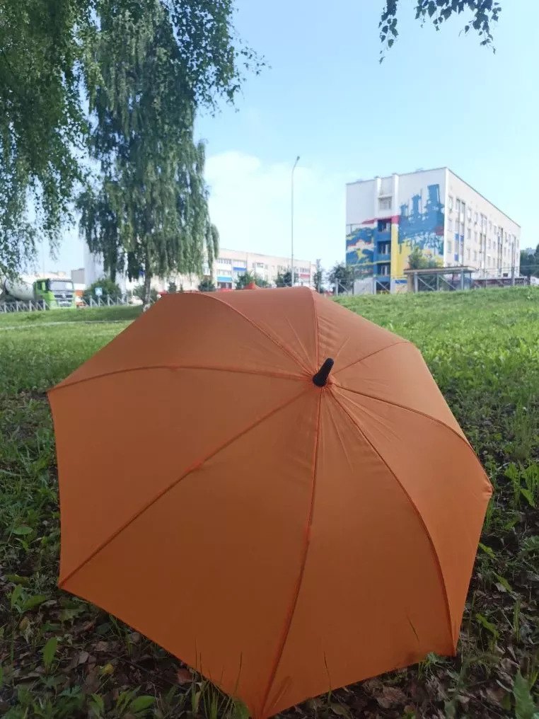 Оранжевый зонт на траве в Менделеевске
