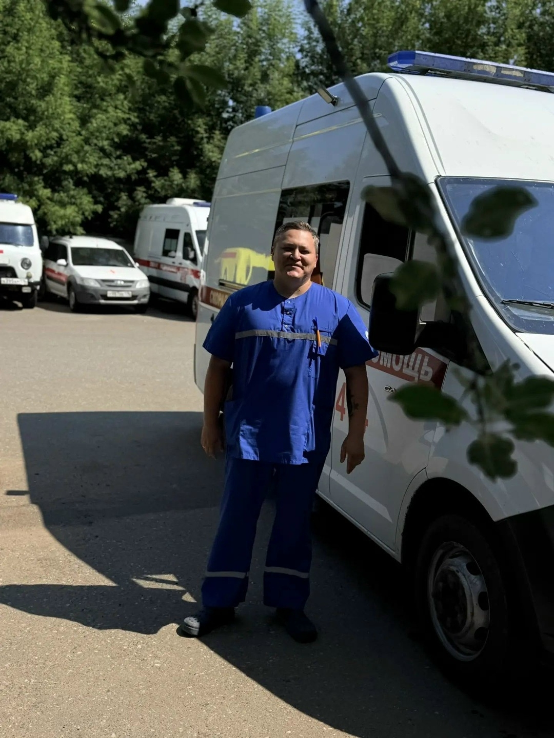 Фельдшер Менделеевской ЦРБ стоит возле машины скорой помощи