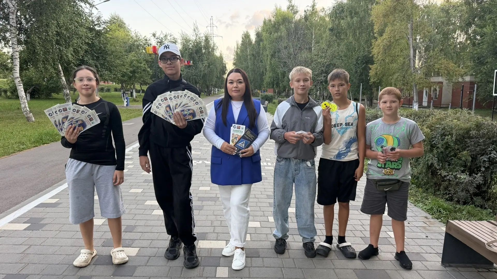 Малика Халикулова с участниками акции по безопасности дорожного движения.