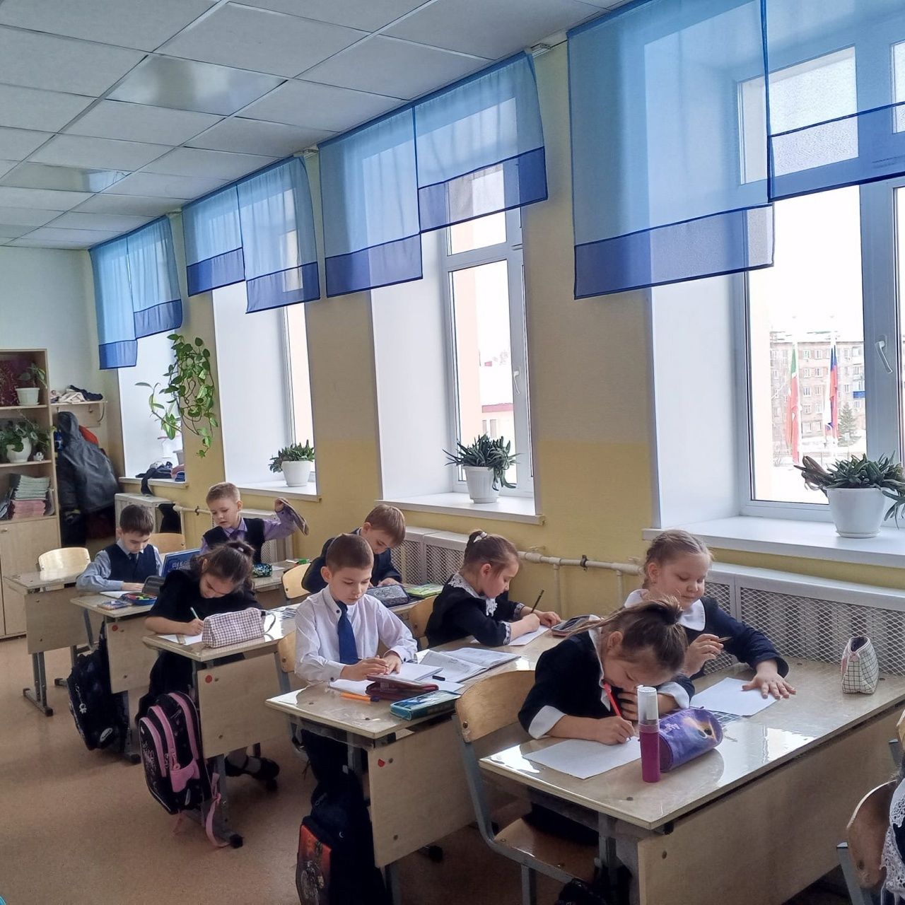 Школьники сидят на уроке