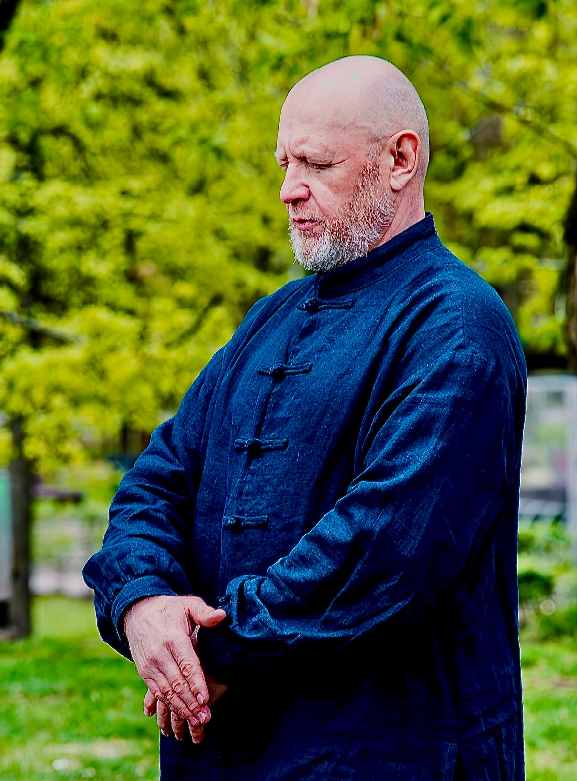 Иван Обидин выполняет комплекс цигун