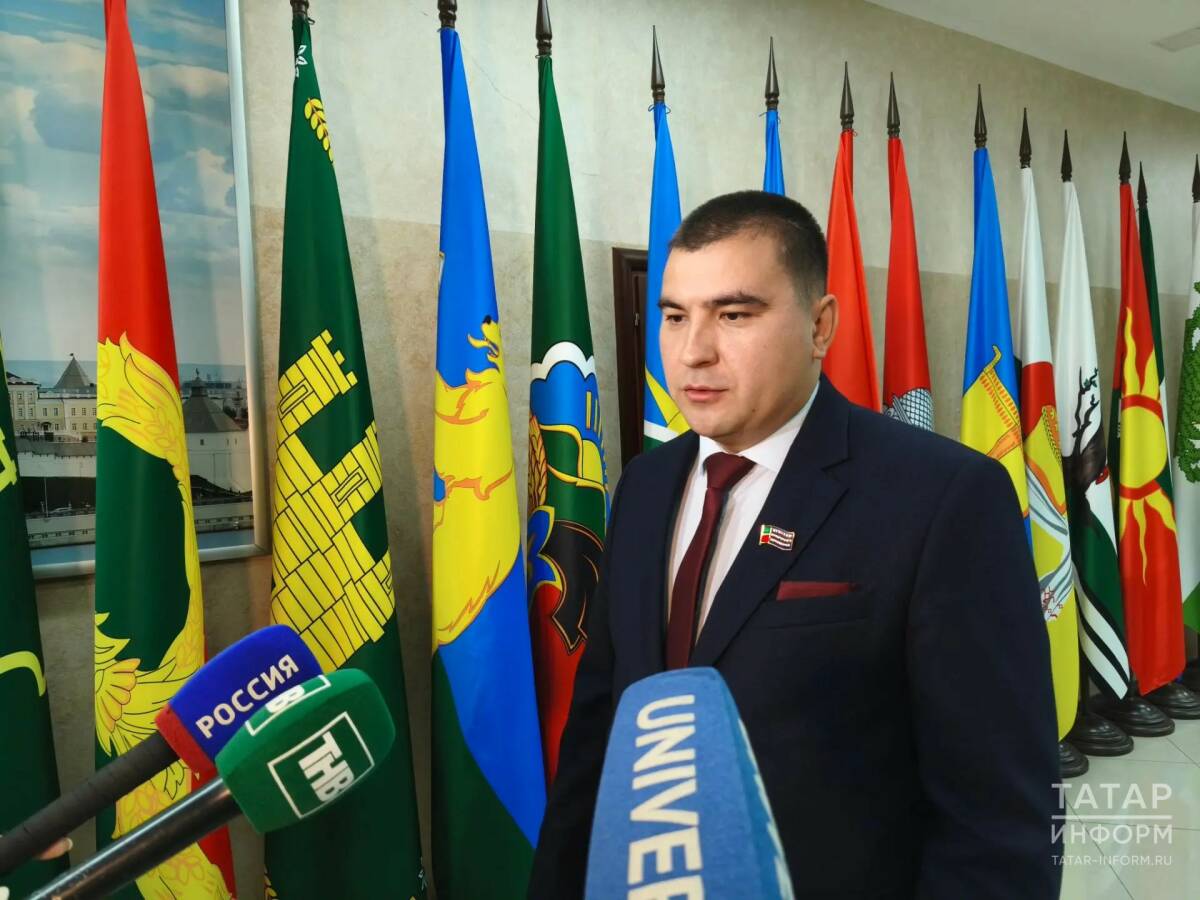 Депутат Чистопольского городского совета Марат Зартдинов отвечает на вопросы журналистов
