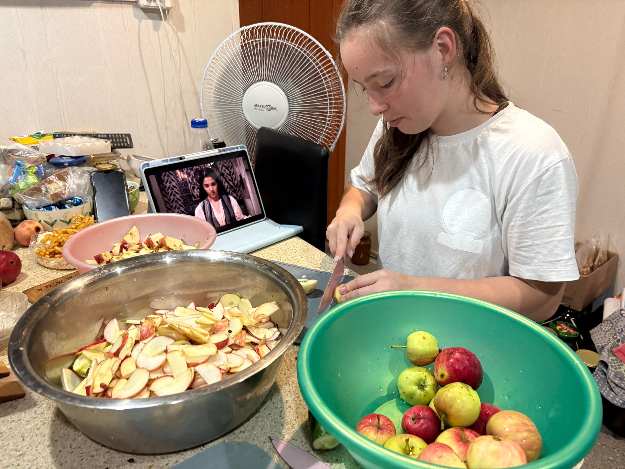 Жительница Сетяково нарезает яблоки для сушки