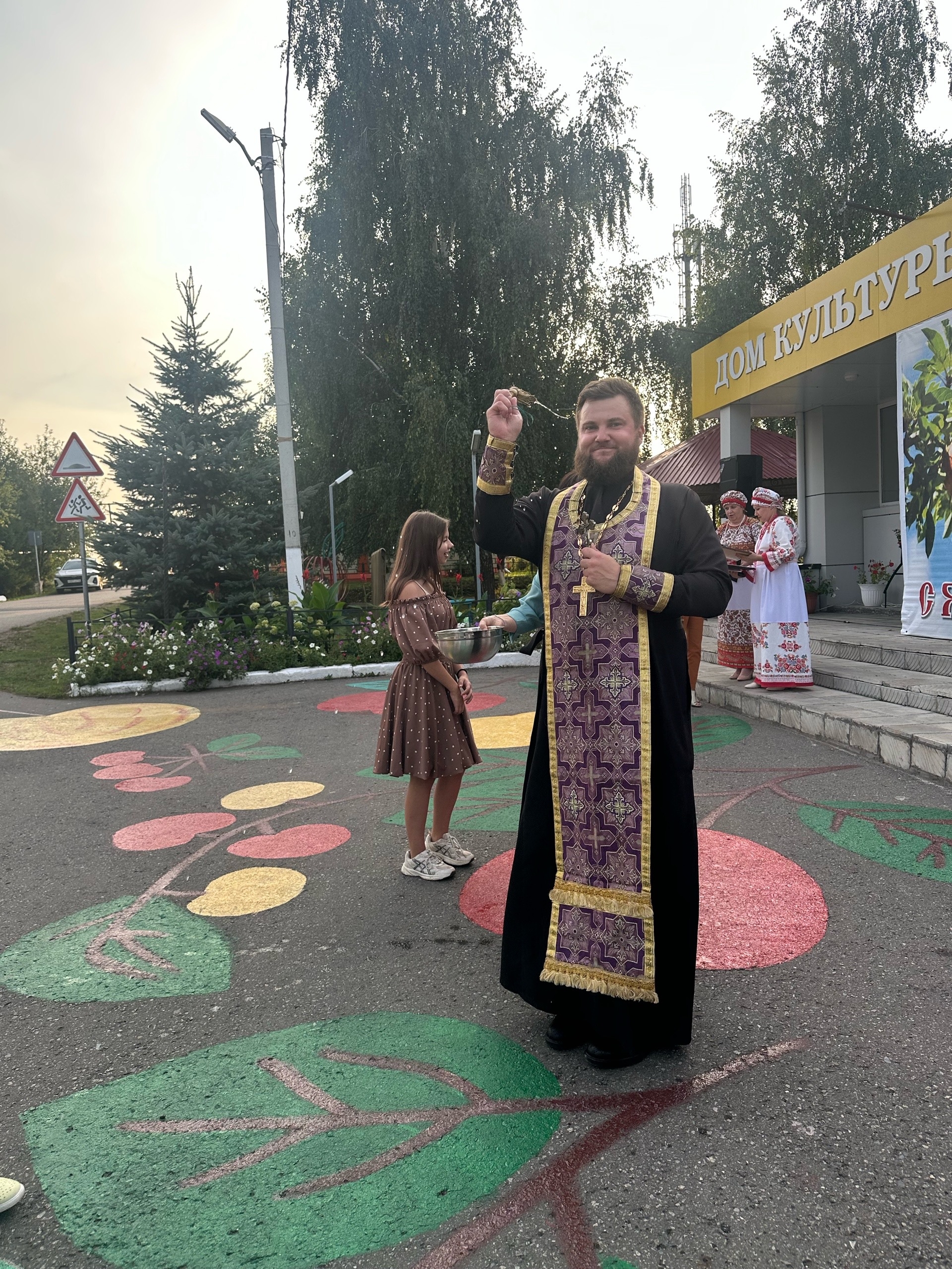 Отец Филипп осветил яблоки в Тат.Челнах