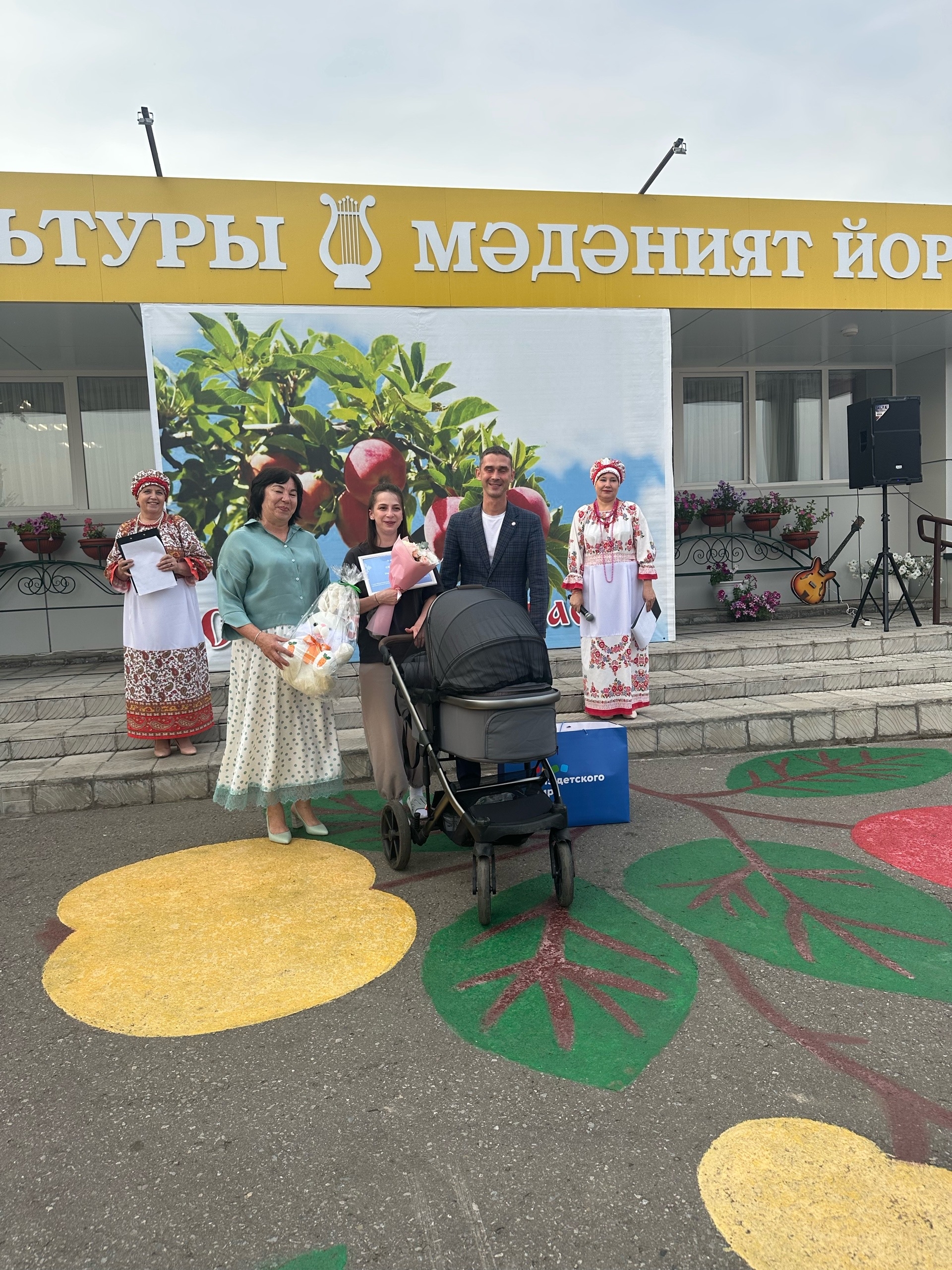 Роберт Искандаров подарил сертификат супруге бойца СВО в Тат.Челнах