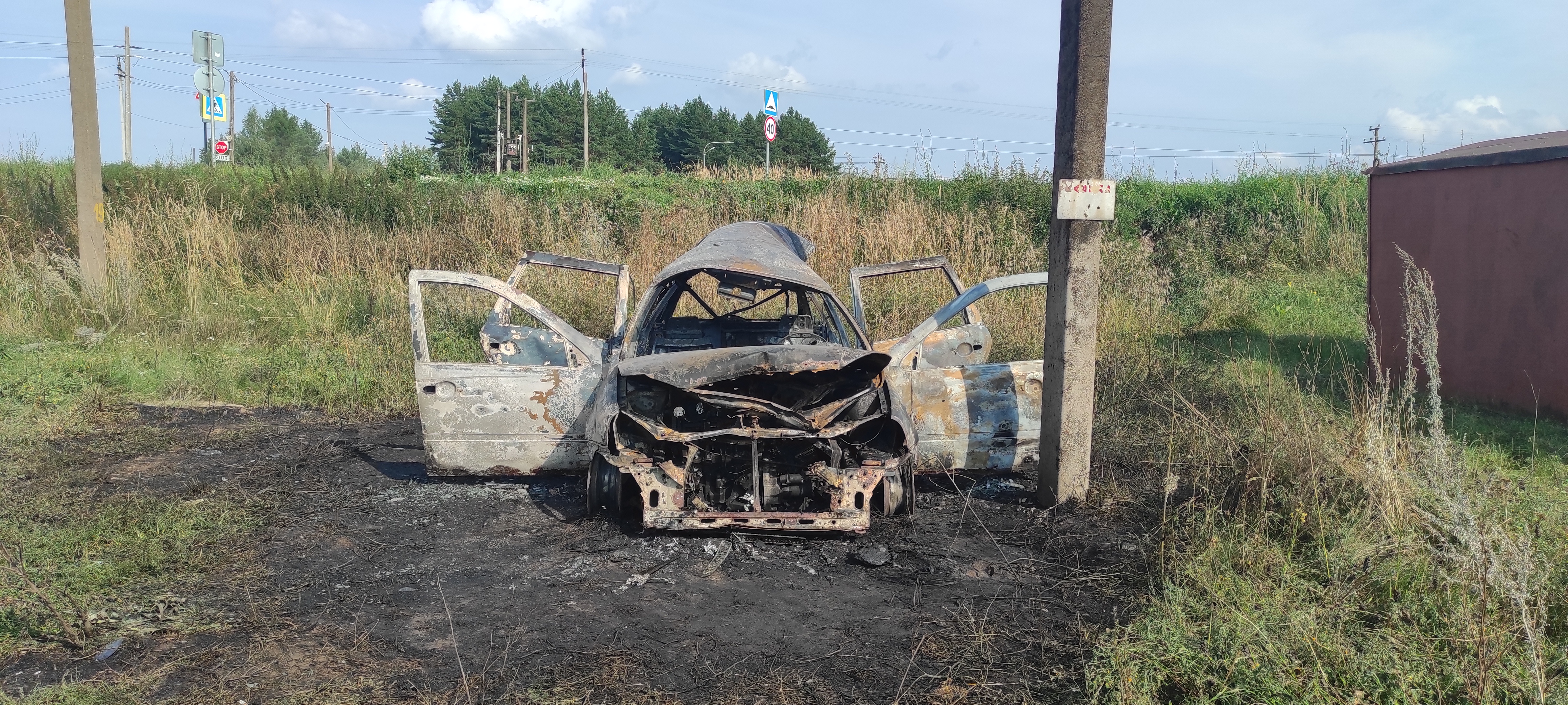 Последствия возгорания легкового автомобиля в Тихоново.
