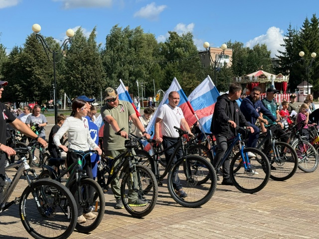 Велопробег в День флага РФ в Менделеевске