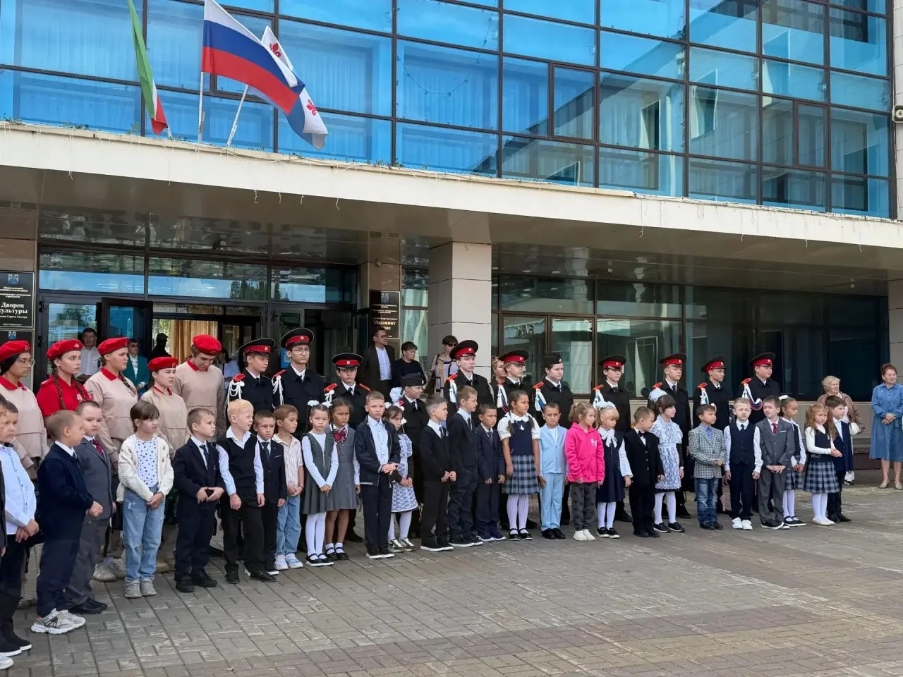 Торжественная акция «Помоги собраться в школу» в Менделеевске