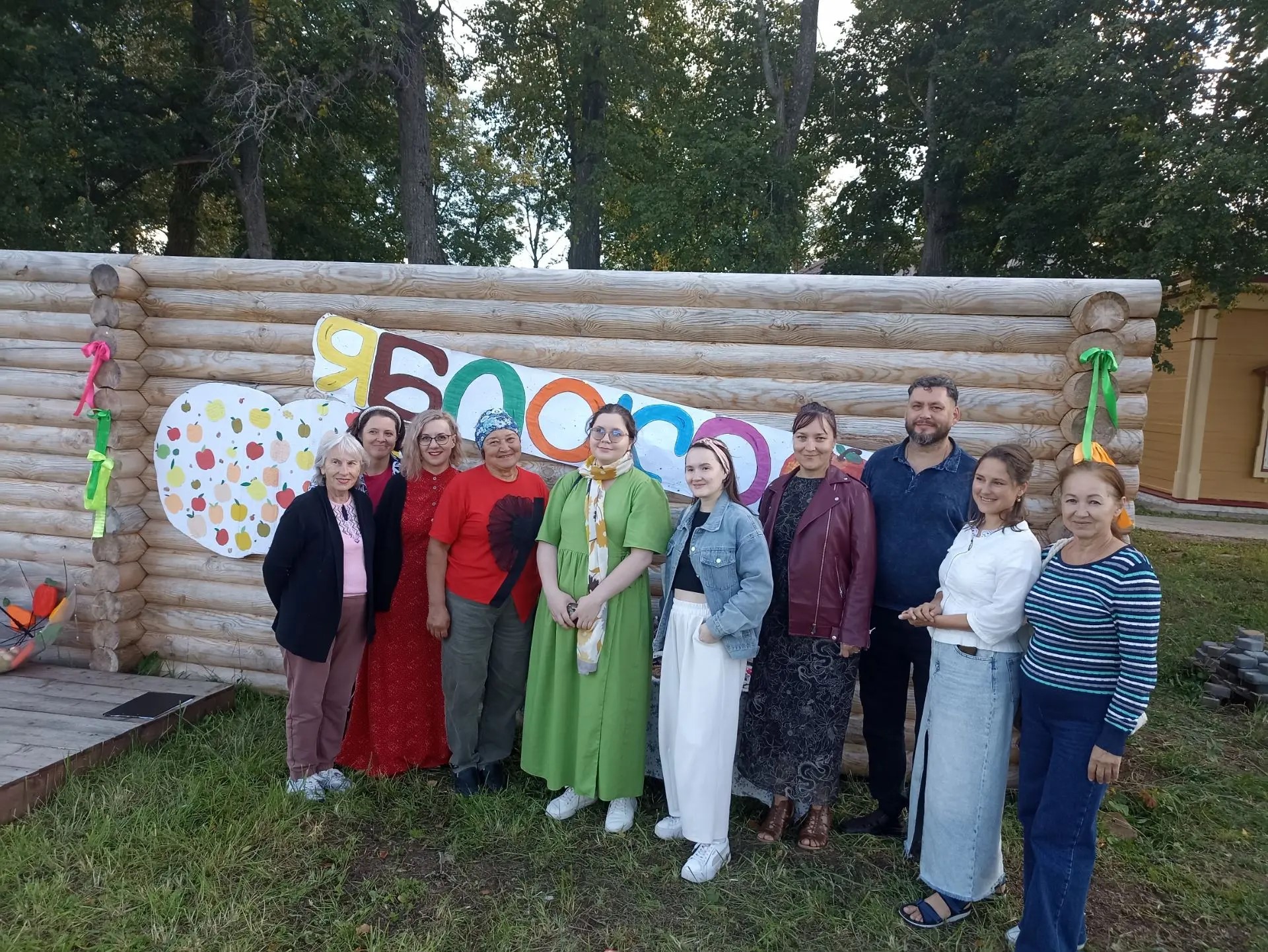 Жители села Новый Кокшан на Яблочном Спасе