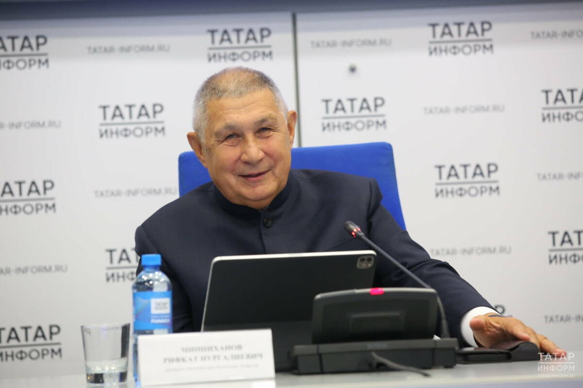 президент Академии наук РТ Рифкат Минниханов на конференции в "Татар-информе"