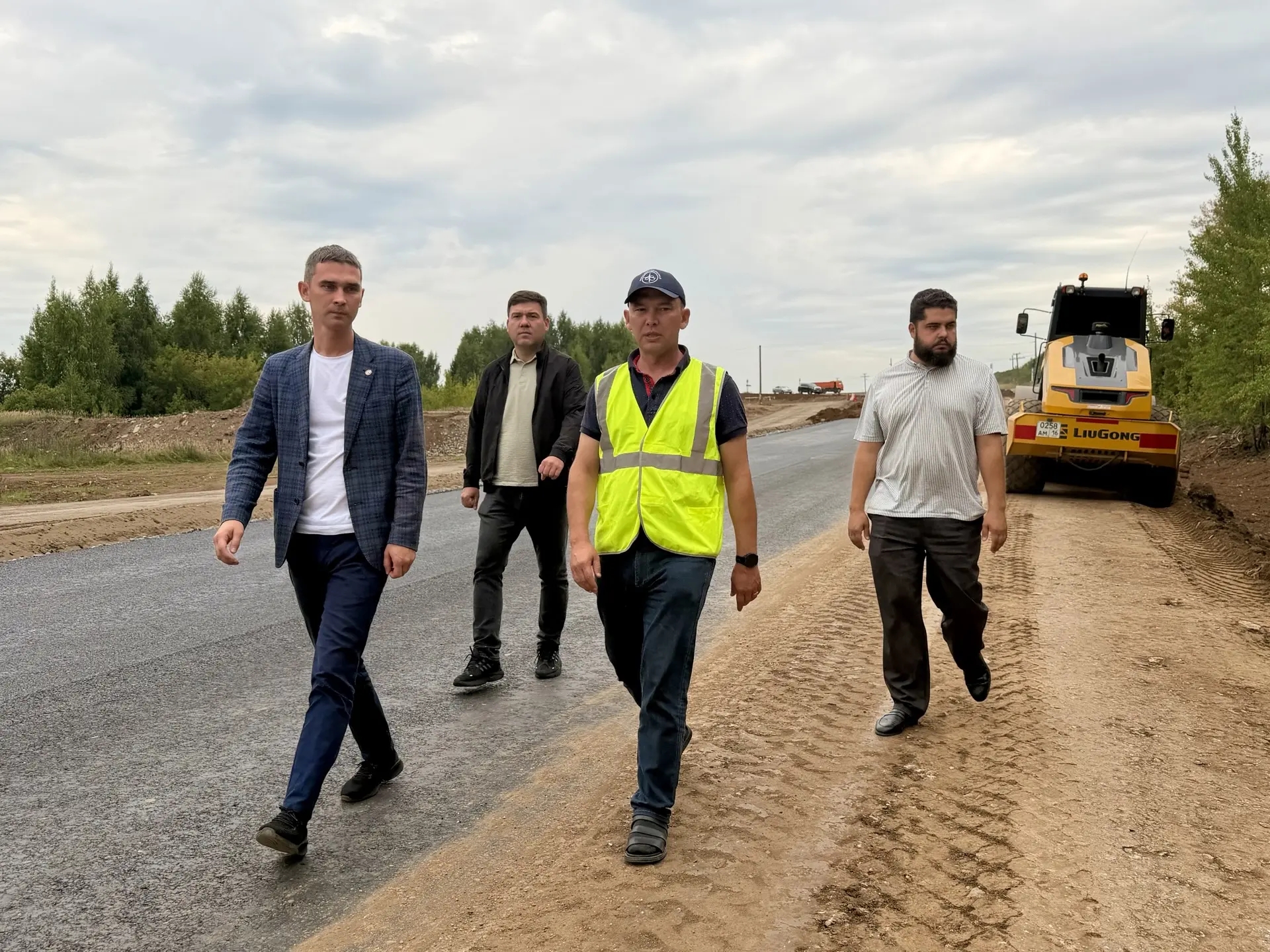 Глава района Роберт Искандаров осматривает ход ремонта дороги к Бондюге.